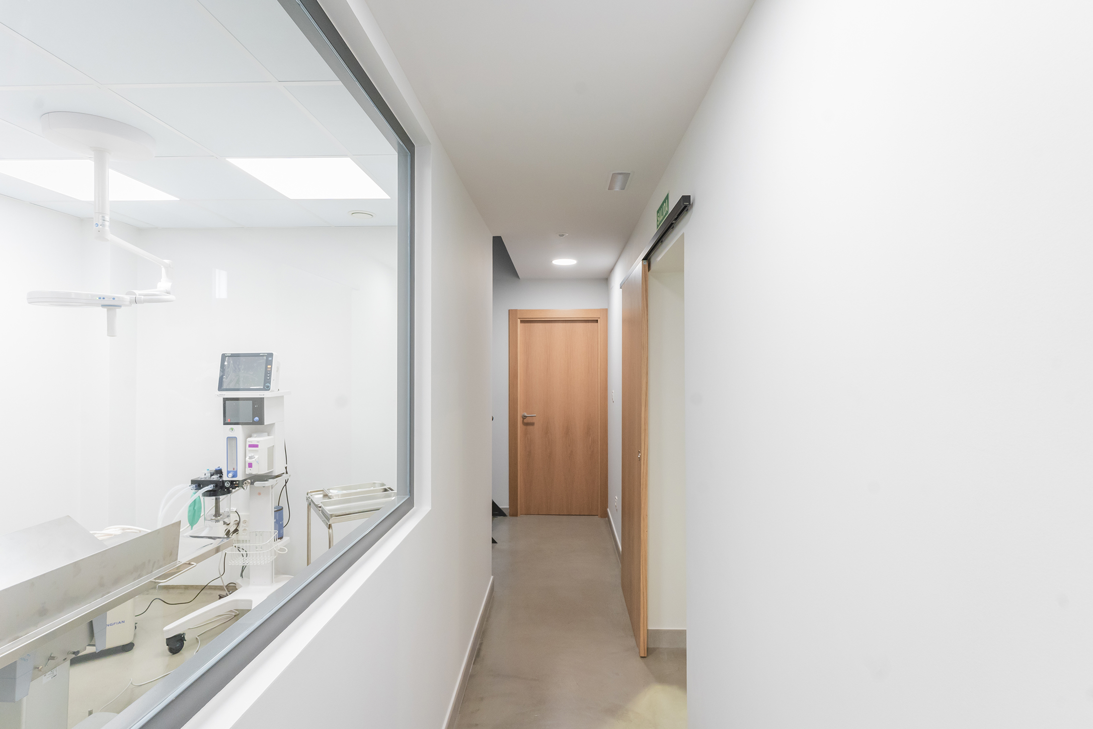 Pasillo central de la clínica que distribuye las diferentes salas de consulta